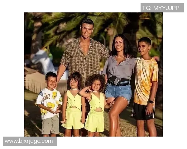 足球巨星齐聚一堂展风采与球迷合影留念精彩瞬间定格传奇之星